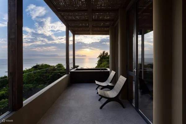 รูปภาพแสดงระเบียงห้องโรงแรม